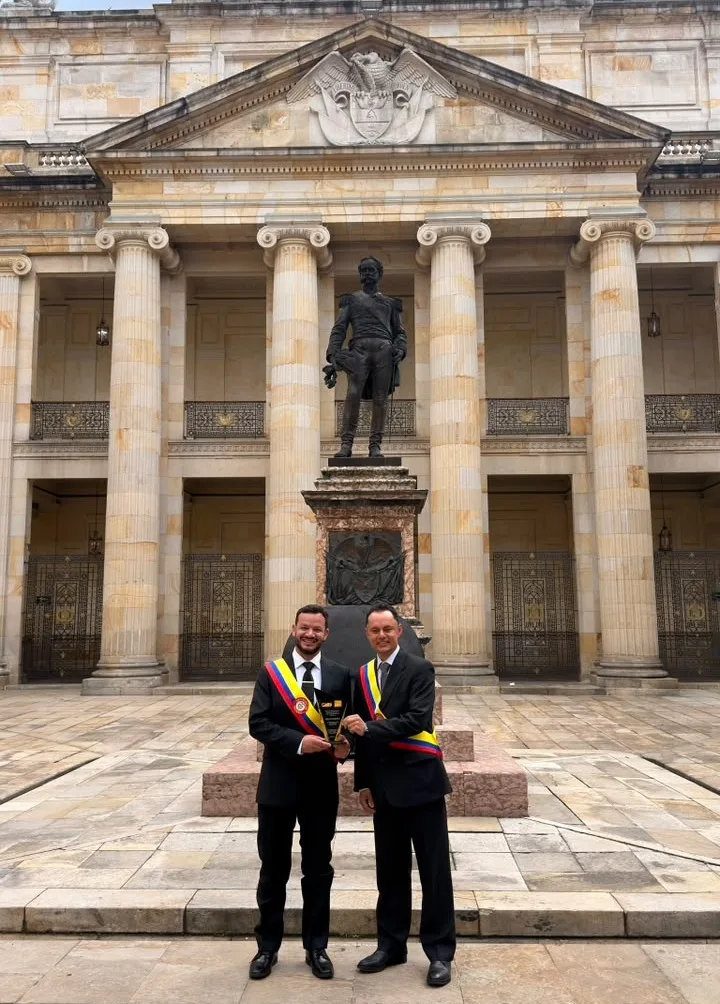 Tour Estudiantil recibe Distinción de Honor de Café Político en el Congreso de la República